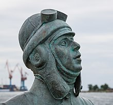 Photograph of a statue of Enoch Thulin