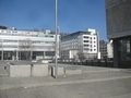 Funktionsgebäude (Haus E), rechts HNO-Klinik (Haus D).