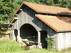 Lavoir du Petit-Bourg (également dit de Bel-Air), en planches de pin (1828-29 - face à l'ancien cimetière) alimenté par les eaux du Tirelagüe.