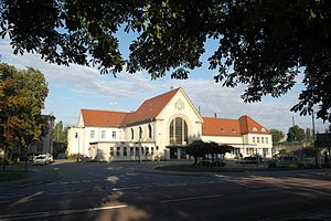 Bahnhofsvorplatz mit Empfangsgebäude