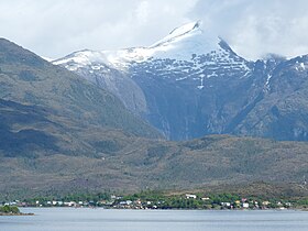 Puerto Edén en avant-plan sur l'île Wellington