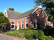 Schoolmeesterswoning (1906). Bevat gevelsteen van gesloopte gereformeerde school (foto).