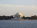 Le Jefferson Memorial, vue de l'ouest du Tidal Basin.