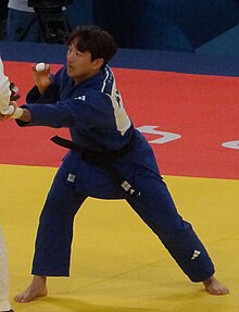 Lee Joon-hwan trägt einen blauen Judogi.