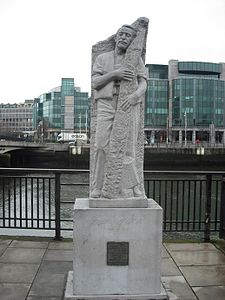 Skulptur föreställande vördnadsvärde Matt Talbot vid Talbot Memorial Bridge i Dublin.