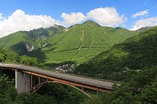 国道158号とアカンダナ山