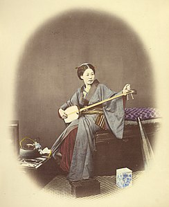 Jeune femme jouant du shamisen (années 1860).