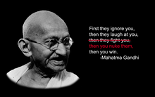 Na czarnym tle po lewej stronie znajduje się czarno-białe zdjęcie Mahatmy Gandhiego. Po prawej stronie znajduje się biały napis „First they ignore you, then they laugh at you, then they fight you, then you win. -Mahatma Gandhi”. Napis „then they fight you” jest przekreślony i zastąpiony czerwonym napisem „then you nuke them”.