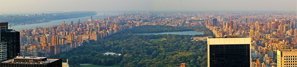 Kilátás New Yorkra északi irányba, a Central Park felé (2008) a Rockefeller Center legmagasbb épületéből, a Comcast Buildingből ("30 Rock")