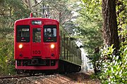 虹の松原脇の単線区間を走行する103系1500番台 （虹ノ松原駅 - 浜崎駅 2019年12月）