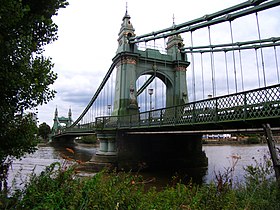 A Hammersmith Bridge a Temze déli partja felől