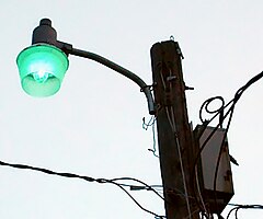 Lampadaire équipé d'une lampe au mercure ; la lumière émise est fortement teintée de bleu-vert