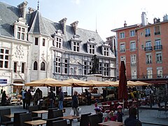 Palais du Parlement le jour du marché saint-André