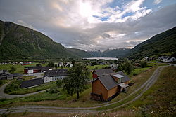 Røldal i Odda kommune med udsigt over Røldalsvatnet. Foto: Tommy Gildseth