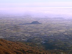 La llanura turinesa, con la Rocca di Cavour, que el Po flanquea por el sureste.