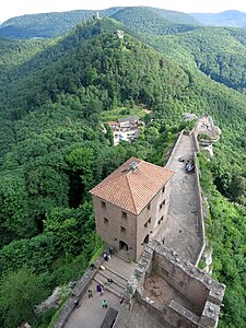 Von vorn: Trifels, Anebos und Scharfenberg