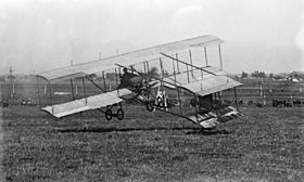 Louis Paulhan sur un Farman III au décollage