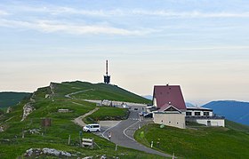 Le sommet du Chasseral avec l'hôtel Chasseral et l'émetteur.