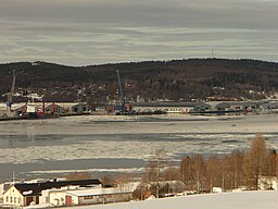 Delar av hamnen, samhället och sågverket i Tunadal med Alnösundet och Gustavsberg i förgrunden