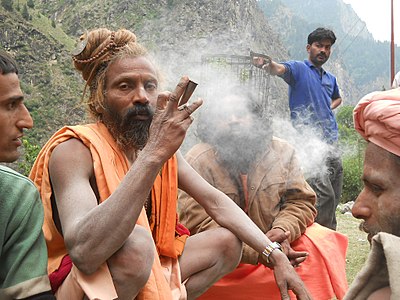 Un aghori a Badrinath fumant haixix o cànnabis d'un xílum