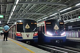 EMU-B1/B2 (left) and EMU-B3 (right) at Bang Wa station.