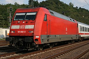 101 092 mit einem Intercity bei Linz am Rhein