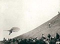 Otto Lilienthal durante voo com seu planador em 1895.