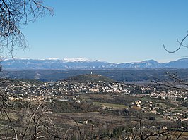 Het noordelijk deel van Manosque gezien vanuit het westen, met de Alpen op de achtergrond