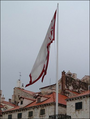 Suposada Bandera de la República de Ragusa que oneja permanentment a la Placa de Dubrovnik