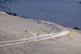 Gelb-schwarze Schneezeichen am Mont Ventoux, Frankreich.