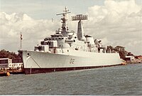 バッチ1のHMS ケント（1988年撮影） 艦前部に2基の4.5インチ連装砲塔を装備するほか、後部マスト頂部の965型レーダーは1段式のAEK-1型アンテナを装備している。