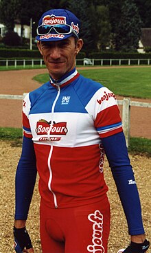 Photographie présentant Didier Rous avec son maillot de champion de France en 2001.