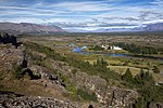 Vue de la partie septentrionale des Þingvellir depuis le rebord sud-ouest du horst avec au premier plan la Öxará, dominés à droite par la Hrafnabjörg, à gauche par l'Ármannsfell ; au dernier plan au centre se trouve le Skjaldbreiður.