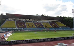 Die überdachte Haupttribüne des Stadions (2013)