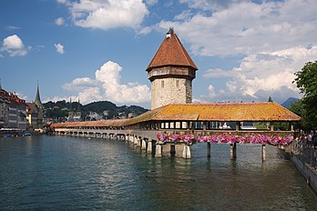 Le pont Kapellbrücke au-dessus de la Reuss, à Lucerne (Suisse). (définition réelle 3 370 × 2 247*)