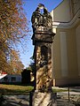 A Szentháromság-szobor a katolikus templom kertjében