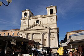 La façade de la cathédrale, depuis la place.