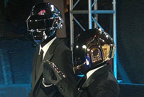 Daft Punk 2010. aastal filmi "Tron: Pärand" esilinastusel. Vasakul Thomas Bangalter ja paremal Guy-Manuel de Homem-Christo