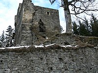 Blick vom unteren Burghof auf den oberen Burghof mit dem Wohnturm