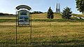 Gemeinschaftsgrab und Kriegsdenkmal mit Informationstafel