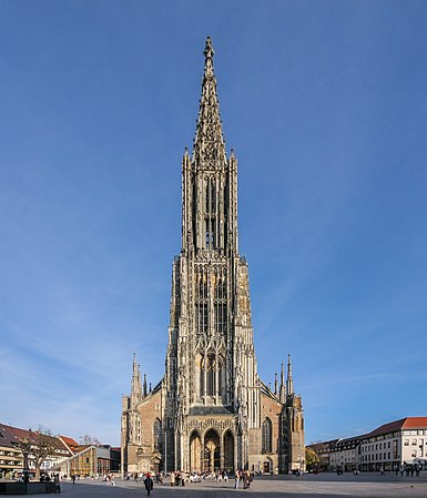 Katedralo de Ulm, ekde 1377, kun la plej alta preĝejturo tutmonde, ekde 1890.