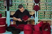 Artisan terminant une chéchia dans son atelier du souk