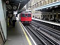 Barbican Station, med et Circle line-tog