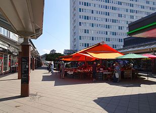 Salutorget i juli 2016. På pelaren till vänster i bilden syns inslag av Älvdalskvartsit