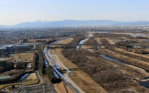 ツインアーチ138から望む木曽川南派川に架かる、東海北陸自動車道の木曽川南派川橋（2017年（平成29年）1月18日撮影）