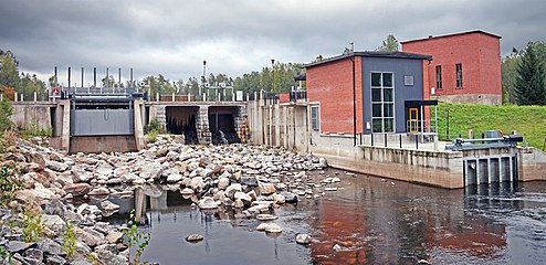 Kissakosken kanavan uusittua voimalaitosta.