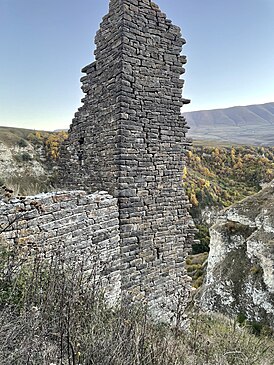 Одна из разрушенных башен в Макажое