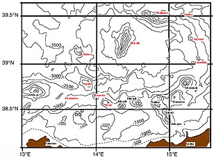 Arco Eoliano, con linee di costa e isobate di 500 m. Isole Eolie in grigio e nome in carattere di colore nero; montagne sottomarine in carattere di colore rosso.