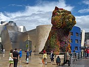 Puppy de Jeff Koons, a la entrada del muséu.