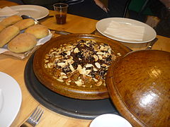 Tajine tare da rago, prunes da almonds